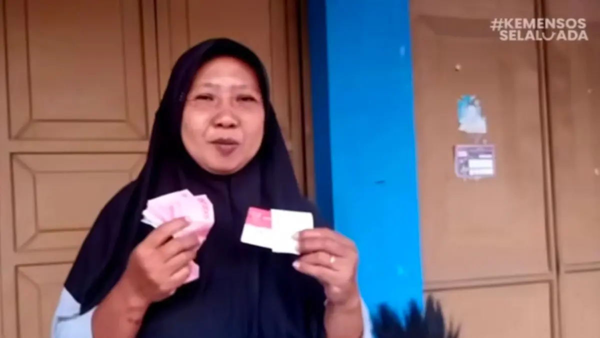  Ilustrasi KPM bansos mencairkan dana bantuan. (Foto: YouTube Kemensos RI)