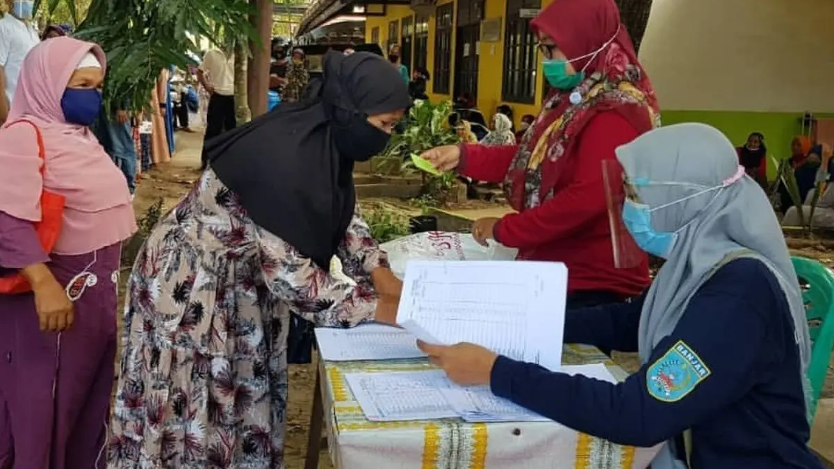 Ilustrasi KPM mengambil dana bansos. (Foto:  Instagram @pkhbanjar
)
