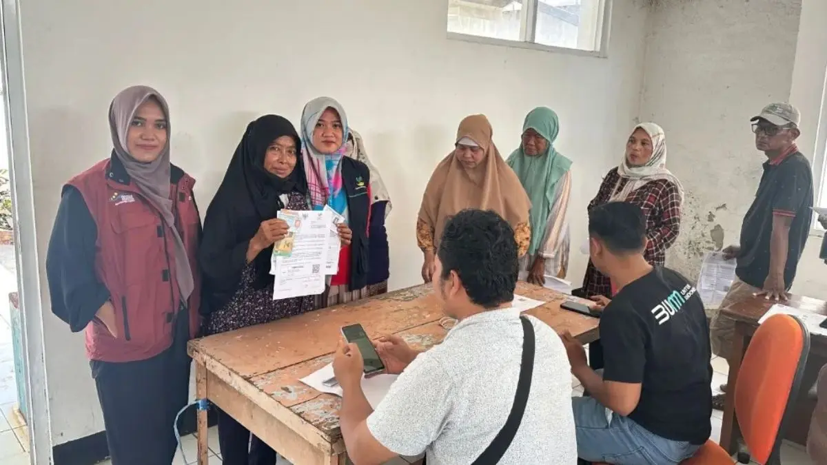 Ilustrasi KPM sedang mencairkan bansos. (Foto: Instagram @pkhpurwadadi_subang)