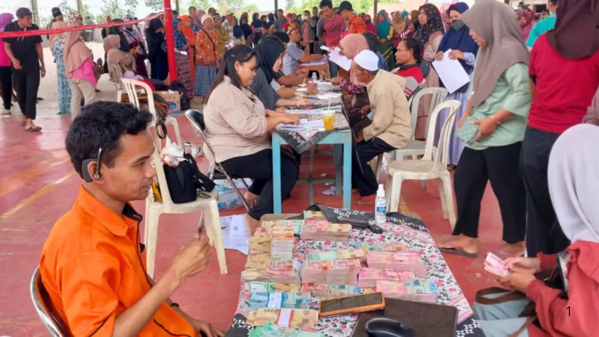 Ilustrasi pemberian bantuan sosial pemerintah (Foto: kalibareng.desa.id)