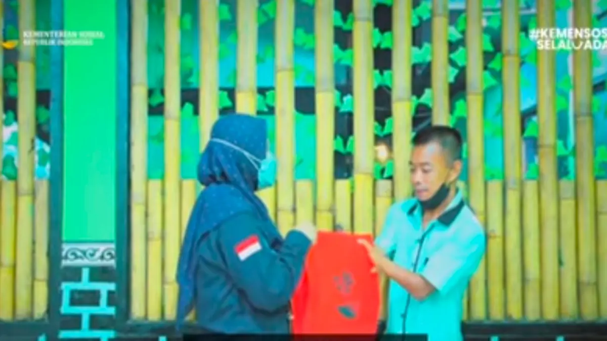 Ilustrasi penyaluran bansos bagi KPM. (Foto: YouTube Kemensos RI)