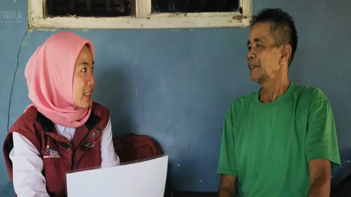Ilustrasi petugas sosial datangi KPM bansos. (Foto: YouTube Kemensos RI)