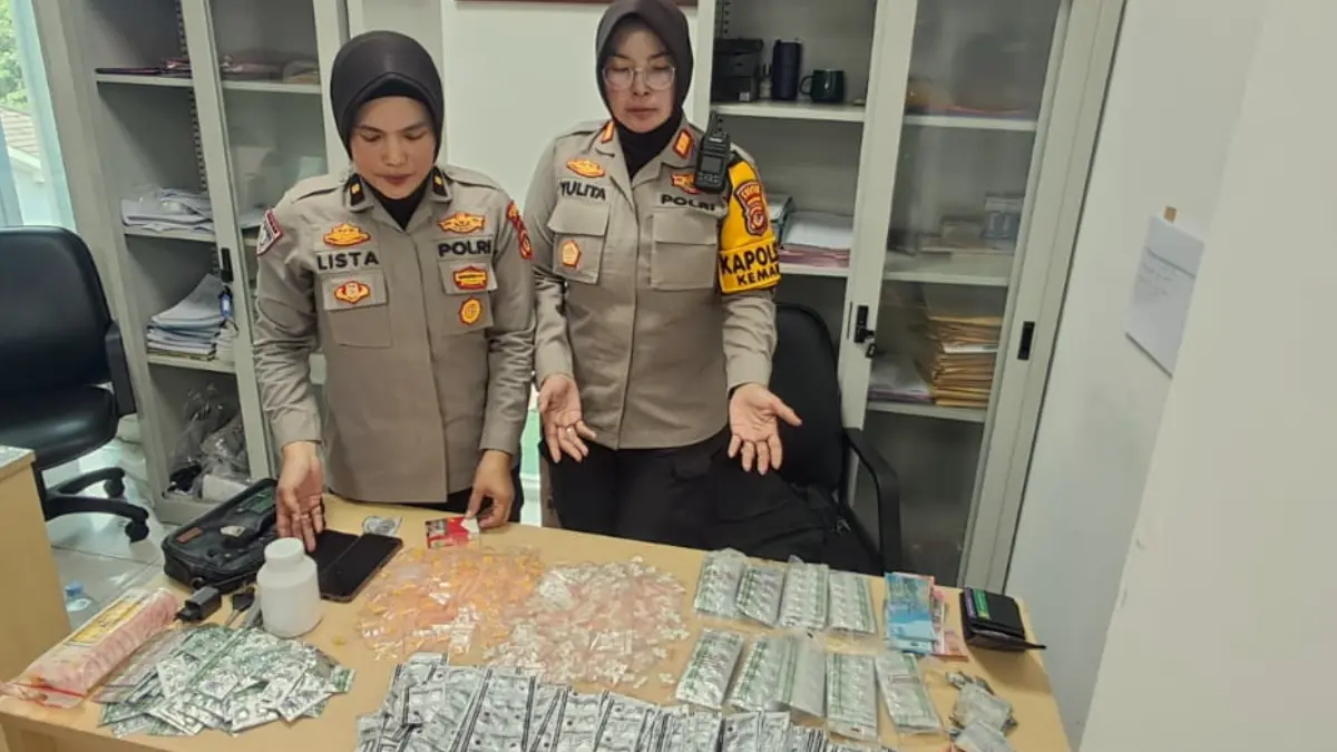 Kapolsek Kemang, AKP Yulita Heriyanti memperlihatkan obat keras ilegal hasil sitaan. (Nasir/ Radar Bogor)