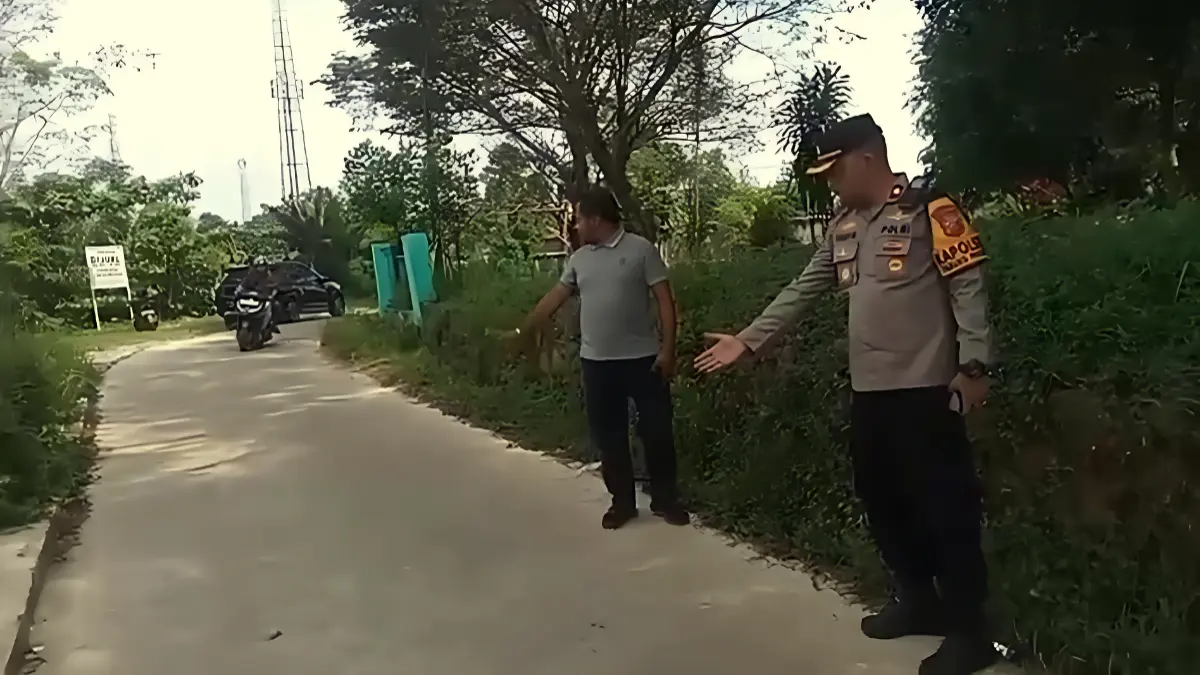 Kapolsek Parungpanjang, Kompol M. Taufik menunjukkan lokasi penyiraman air keras dengan korban pelajar.  (Nasir/ Radar Bogor)