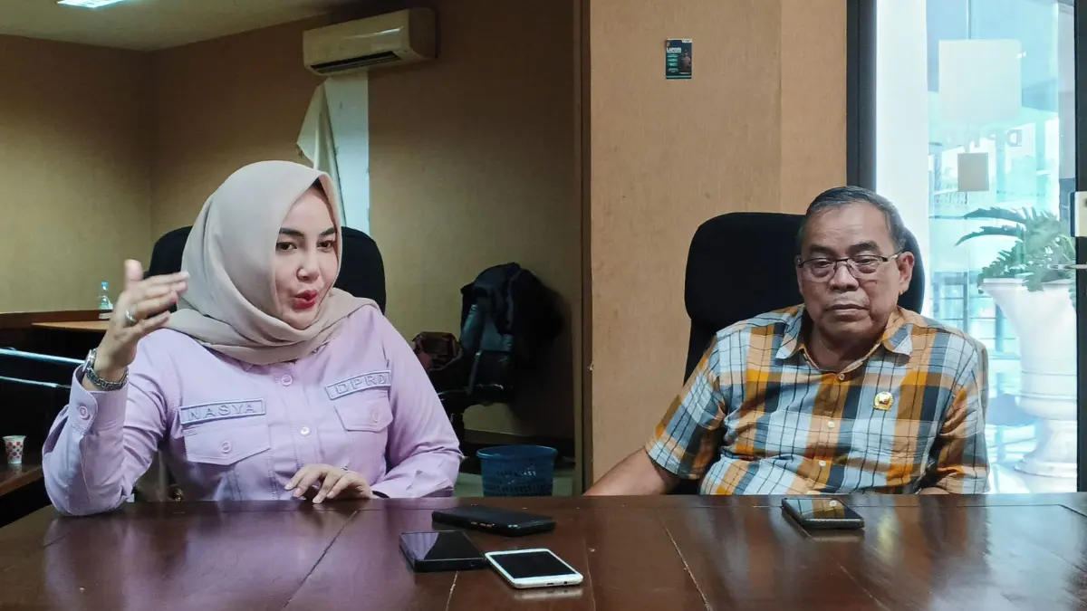 Ketua Panitia Khusus (Pansus) Raperda BPBD Kota Bogor, Nasya Kharisa Lestari (kiri) dan Wakil Ketua Pansus, Murtadlo menjelaskan soal Raperda BPBD. Foto: Fikri/Radar Bogor