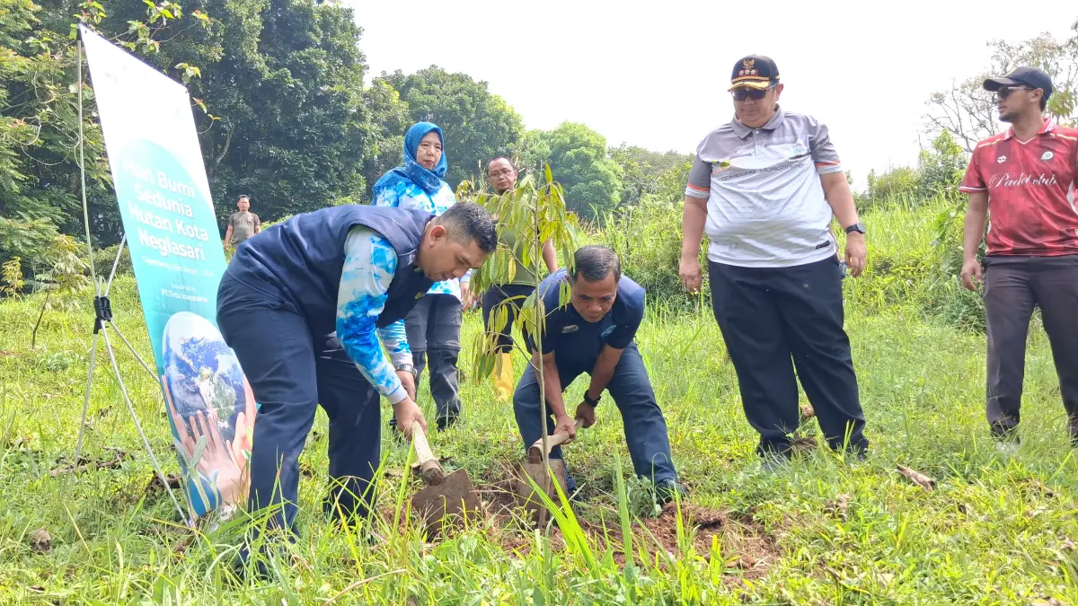 Penanaman pohon oleh Pemkab, Aqua dan SUN di kawasan Huta Kota Neglasari dalam rangka memperingati Hari Bumi Sedunia di Kecamatan Cigombong, Kabupaten Bogor, Rabu, 22 April 2026. Foto: Muhammad Ali/Radar Bogor