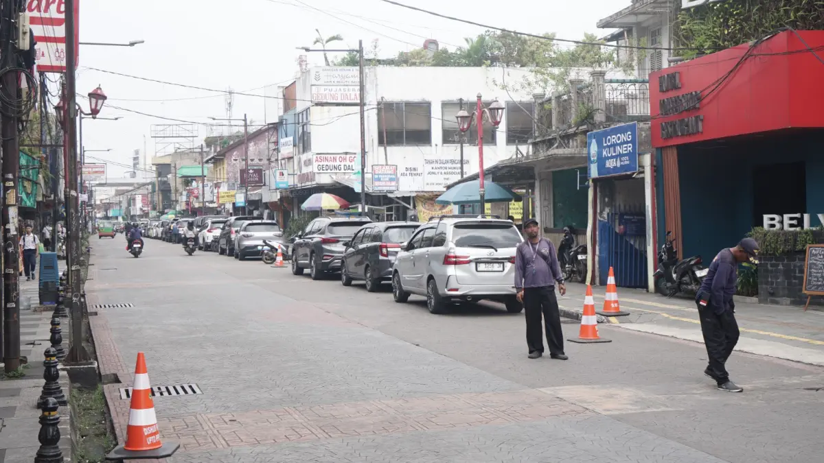 Penerapan parkir sebelah kanan di Jalan Suryakencana Kota Bogor. Foto: Sofyansyah/Radar Bogor