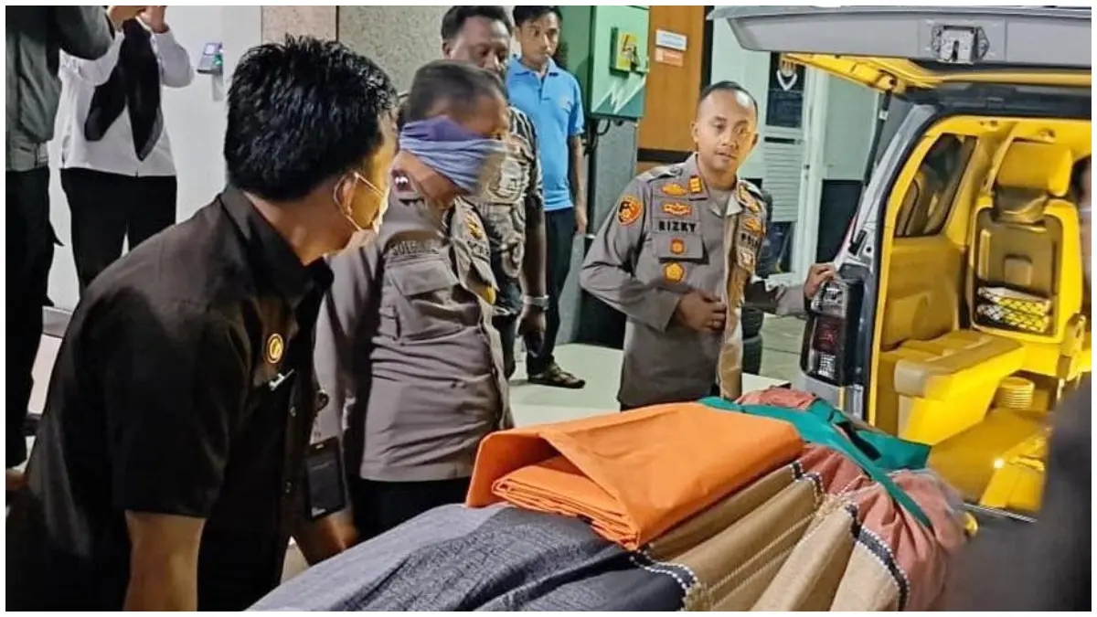 Petugas kepolisian dan tim Inafis saat melakukan olah TKP setelah seorang WNA asal Inggris ditemukan tak bernyawa di kamar mandi Kantor Imigrasi Kota Depok. (Foto : Humas Polres Metro Depok)