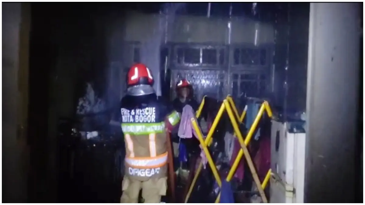 Upaya pemadaman kebakaran rumah warga di Gang Mesjid, Tanah Sareal, Kota Bogor, Selasa 21 April 2026 malam. (Foto: Damkar for Radar Bogor)