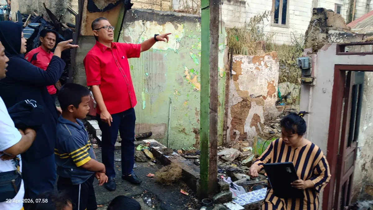 Wakil Ketua DPRD Kota Bogor, Dadang Iskandar Danubrata, meninjau lokasi kebakaran rumah di Kelurahan Ranggamekar, Kecamatan Bogor Selatan, Selasa, 21 April 2026, sekaligus menyalurkan bantuan bagi korban. Foto: Dadang Danubrata for Radar Bogor