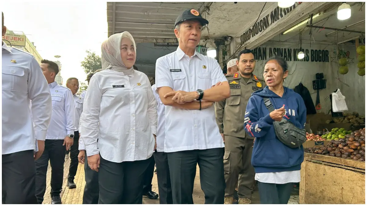 Wali Kota Bogor Dedie Rachim saat berbincang dengan pedagang di Jalan Pedati. (Foto : Fauzan/Radar Bogor)