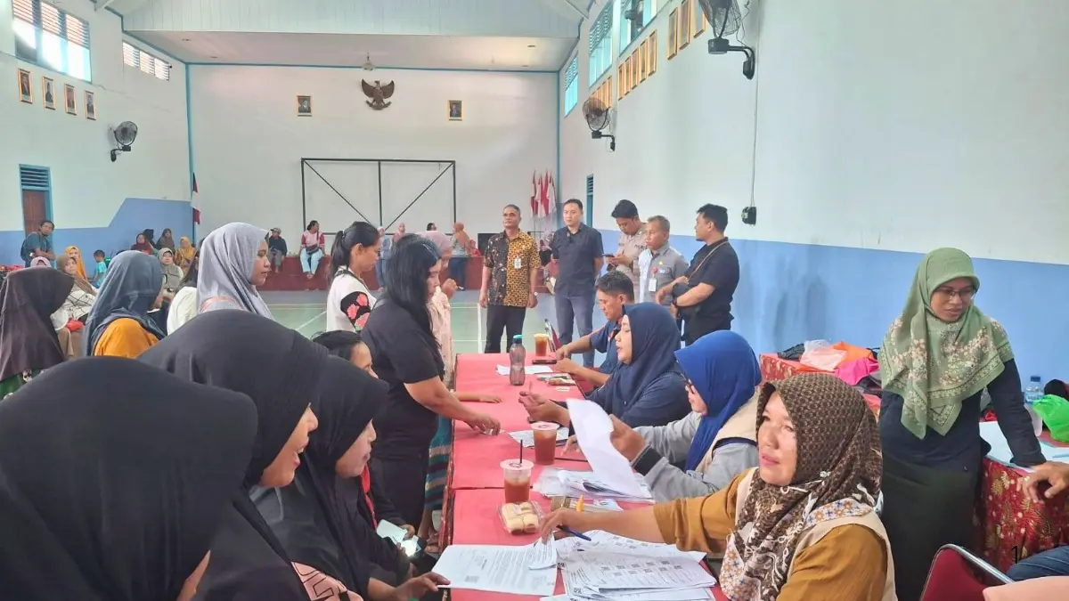 Antusias warga penerima manfaat untuk menerima bansos PKH atau BPNT (Foto: gisikdrono.semarangkota.go.id)
