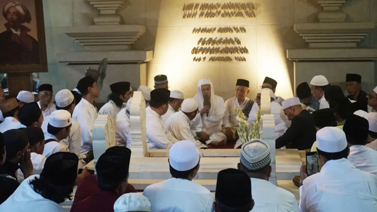 Habib Muhammad Luthfi menghadiri Haul Raden Saleh yang ke-148 di kawasan makam Raden Saleh di Empang, Kecamatan Bogor Selatan, Kota Bogor, Kamis, 23 April 2026. (Sofiansyah/Radar Bogor)