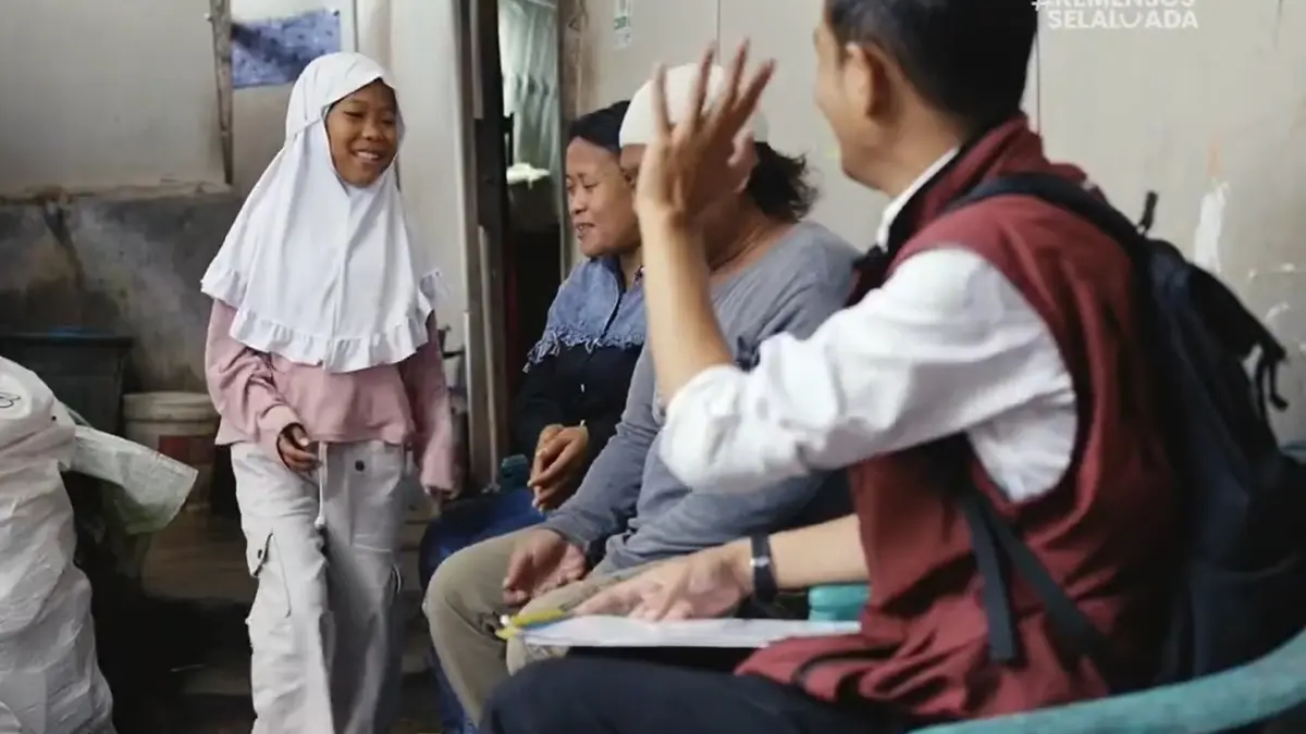 Ilustrasi pendamping sosial melakukan verifikasi data penerima pencairan bansos tahap 2 2026