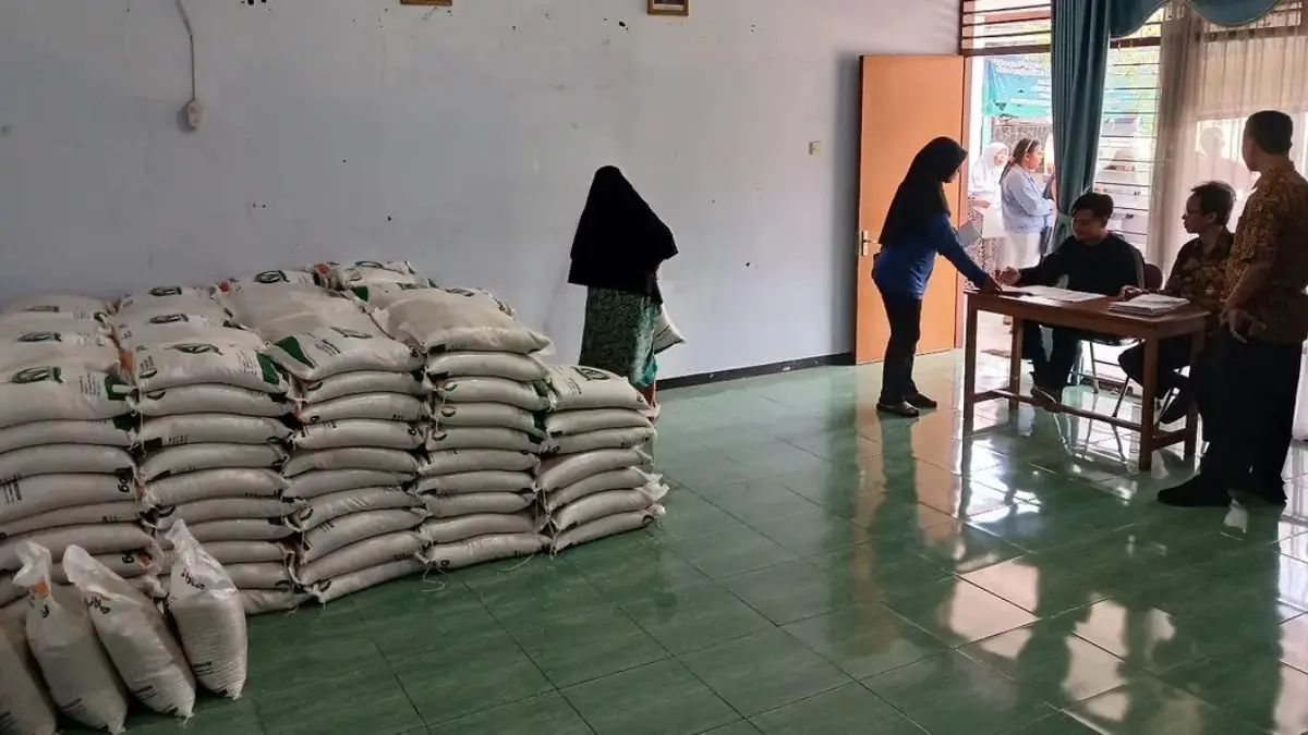 Ilustrasi penyaluran bansos beras kepada KPM. (Foto: Instagram @desagagaksipat)