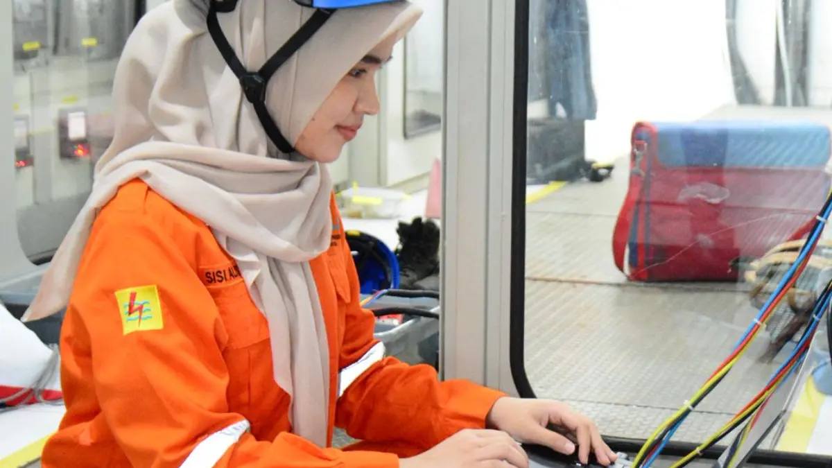 Srikandi PLN UPT Bogor saat menangani pemeliharaan berkala dua tahunan Bay Trafo 5 di Gardu Induk (GI) Cibinong. (Dok. PLN)