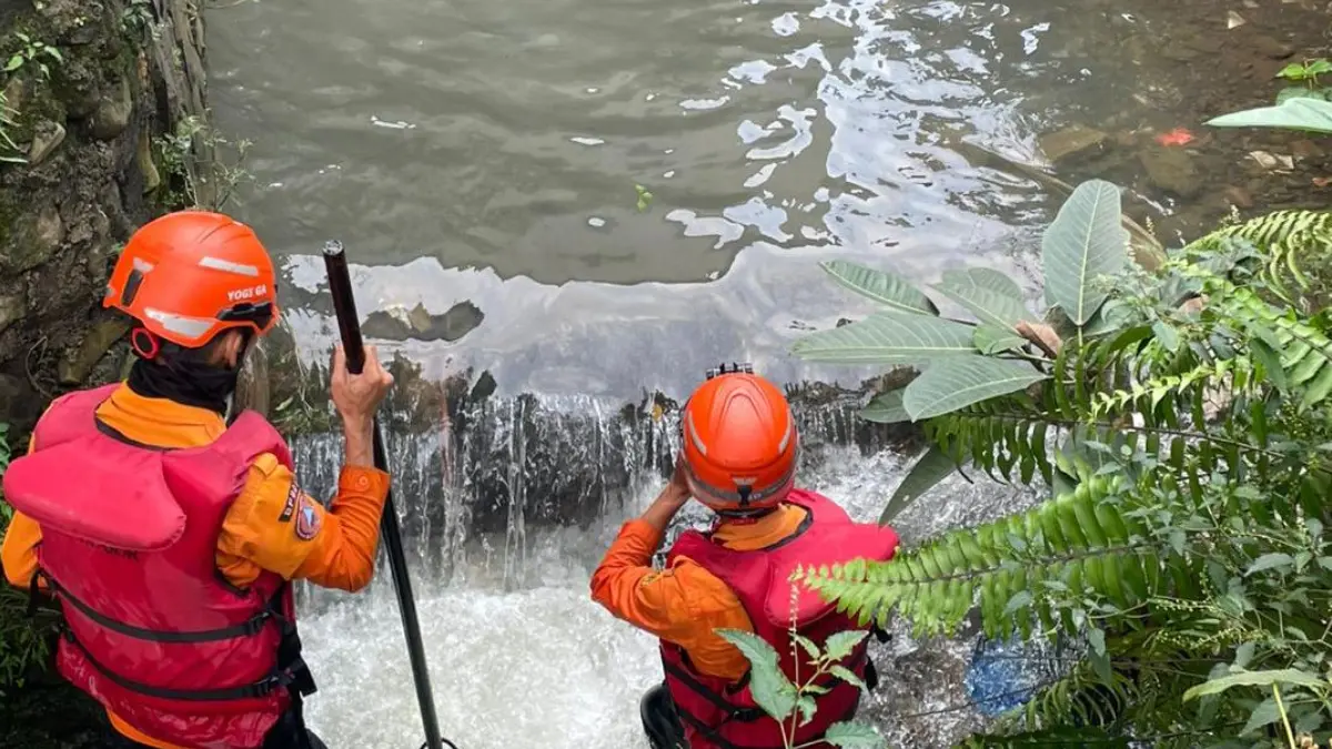 Tim SAR gabungan melakukan upaya pencarian terhadap korban hanyut di Bojonggede, Kabupaten Bogor. (Dok. BPBD Kabupaten Bogor)