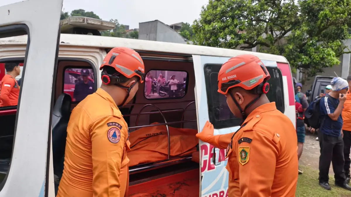 Tim SAR gabungan saat mengevakuasi jenazah korban bocah hanyut di Cilebut, Kecamatan Sukaraja, Kabupaten Bogor. (BPBD Kabupaten Bogor)