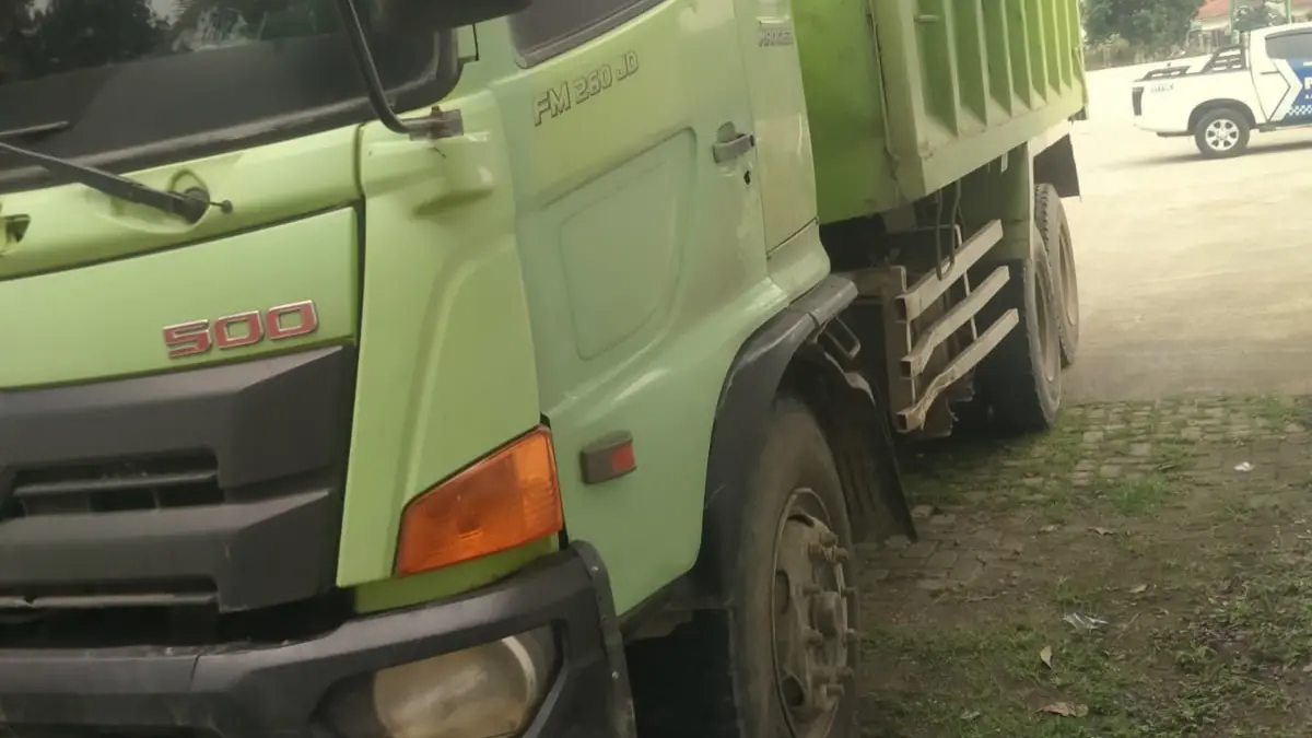 Truk tronton yang terlibat kecelakaan dengan motor di Rumpin, Kabupaten Bogor, Kamis 23 April 2026. (Nasir/ Radar Bogor)