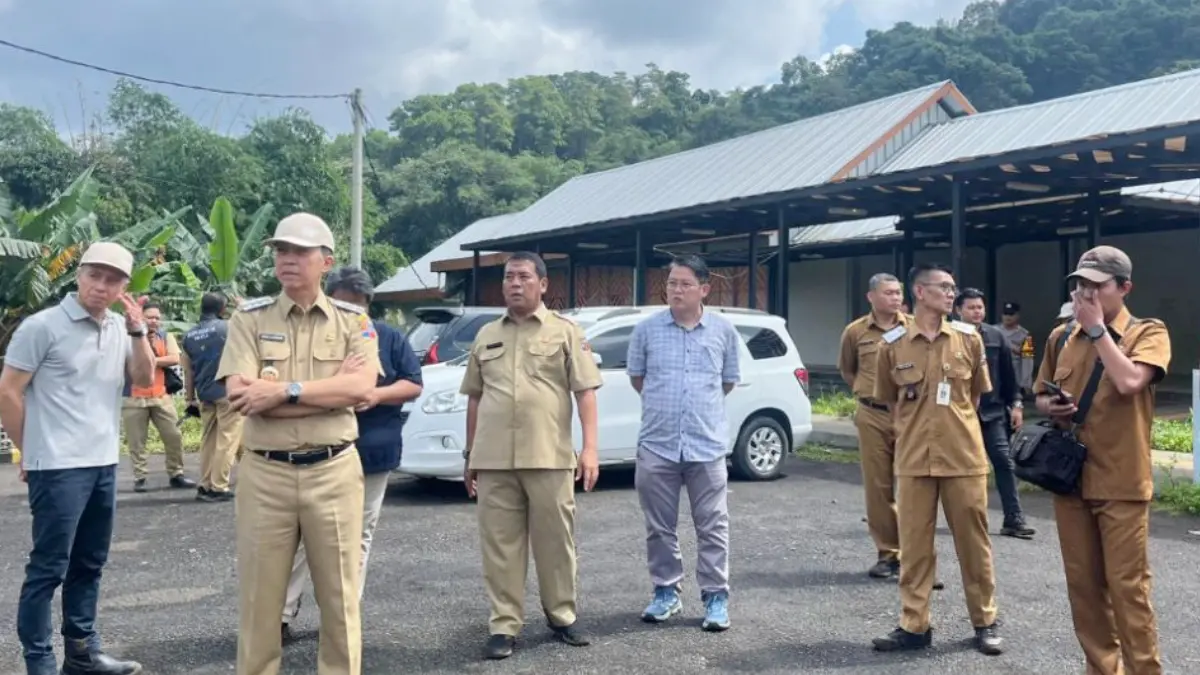 Wali Kota Bogor Dedie A Rachim saat meninjau Stasiun Ciomas. (Dzikry/Radar Bogor)