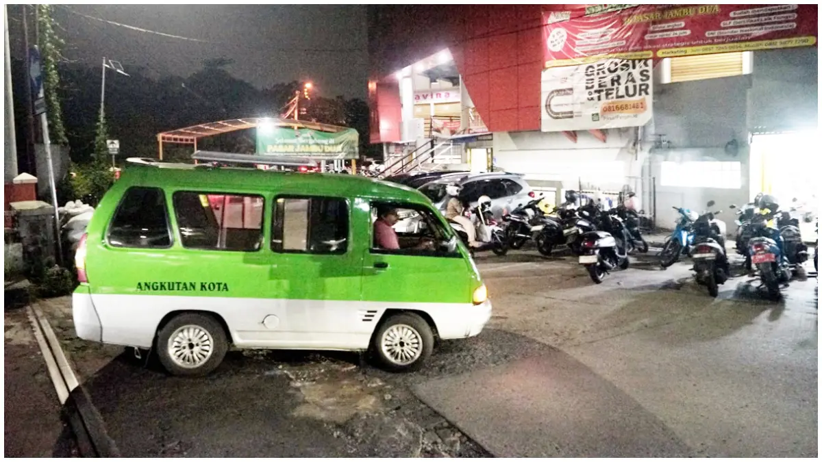 Angkot melintas di depan Pasar Jambu Dua Kota Bogor Kamis 23 April 2026. (Foto : Sofiansyah /Radar Bogor)