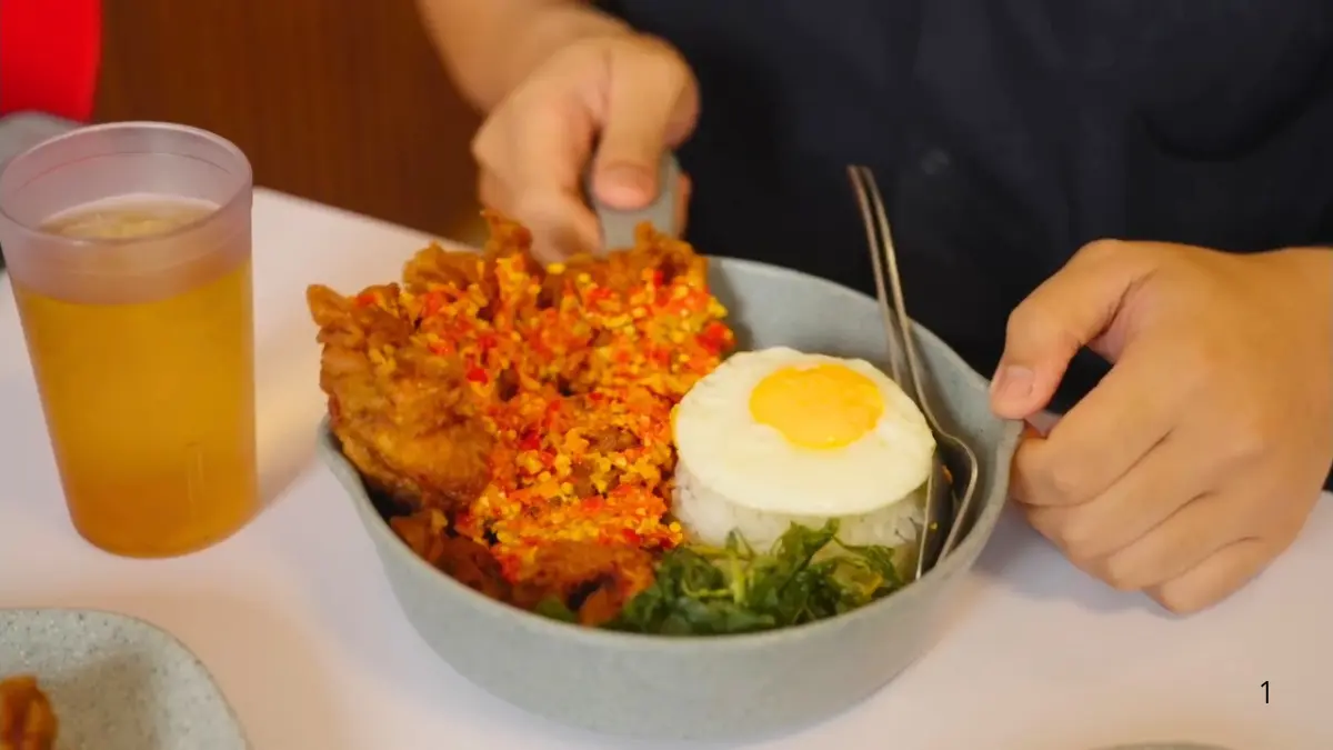 Ayam Goreng khas DJ Chicken daerah Tebet, Jaksel (Foto: Tangkapan Layar YouTube Mamank Kuliner)
