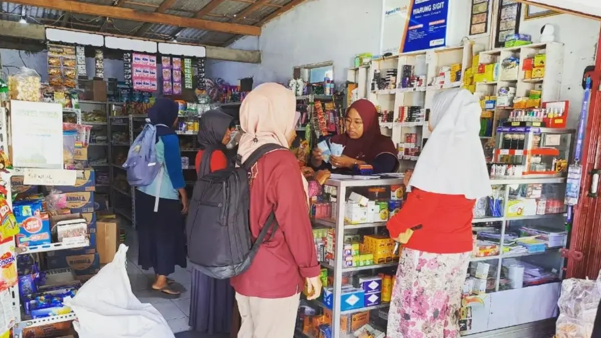 Ilustrasi KPM mencairkan bansos April 2026. (Foto: Instagram @pkhpurworejokab)