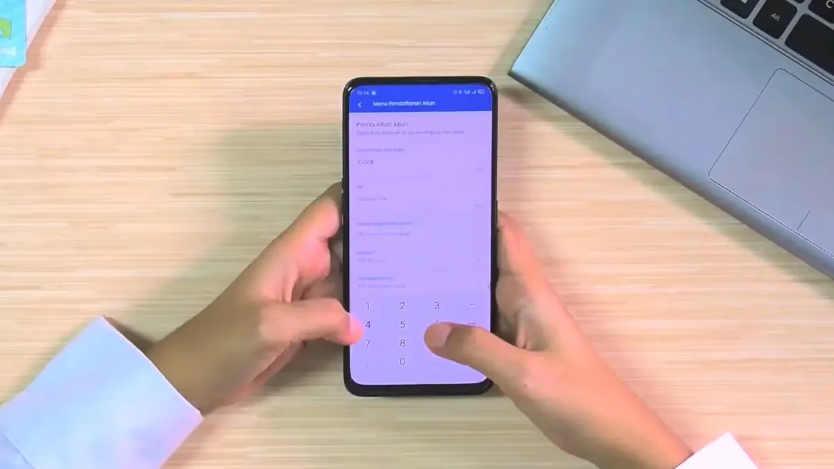 Ilustrasi pengecekan bansos di aplikasi resmi. (Foto: YouTube Pusdatin Kesos)