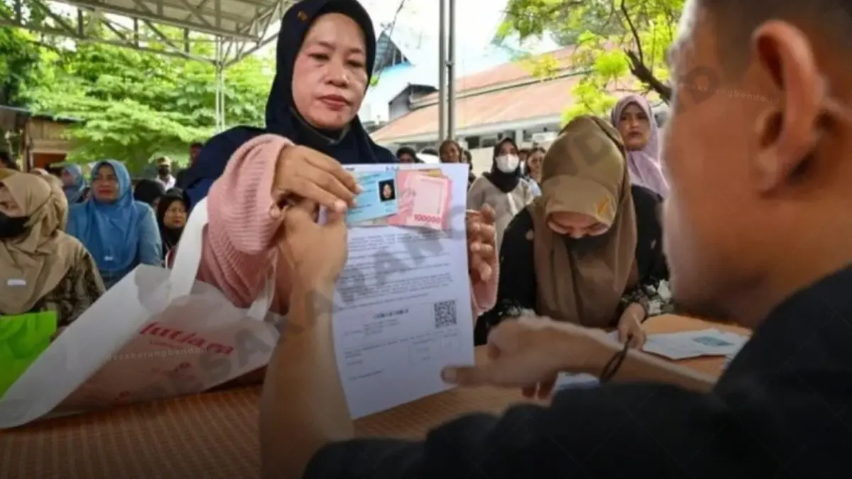 Ilustrasi penyaluran bansos PKH BPNT kepada KPM. Foto: desakarangbendo.id
