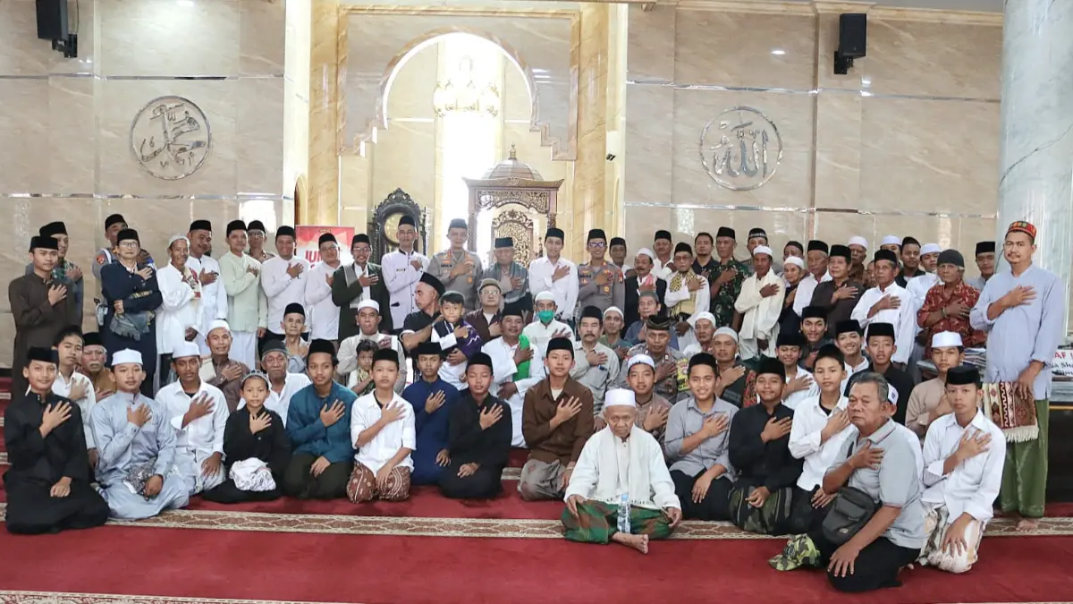 Kapolres Metro Depok Kombes Pol Abdul Waras bersama warga Bojonggede dalam kegiatan Jumat Keliling 24 April 2026. (Dok. Humas Polres Metro Depok)