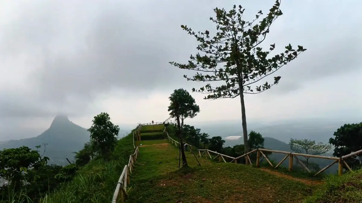 Keindahan panorama Gunung Pancaniti Sukamakmur Bogor. Foto: Tangkapan Layar YouTube Catatan Alamku