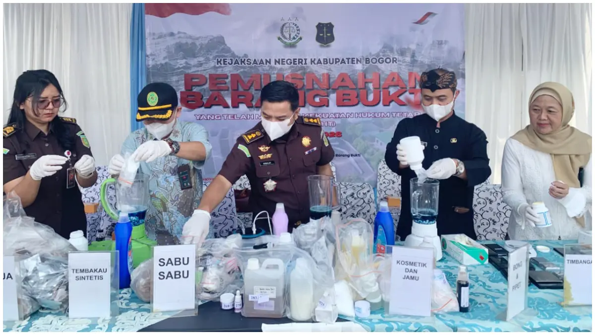 Kejari Kabupaten Bogor saat memusnahkan sejumlah barang bukti yang telah memiliki kekuatan hukum tetap. (Foto : Kejari for Radar Bogor)