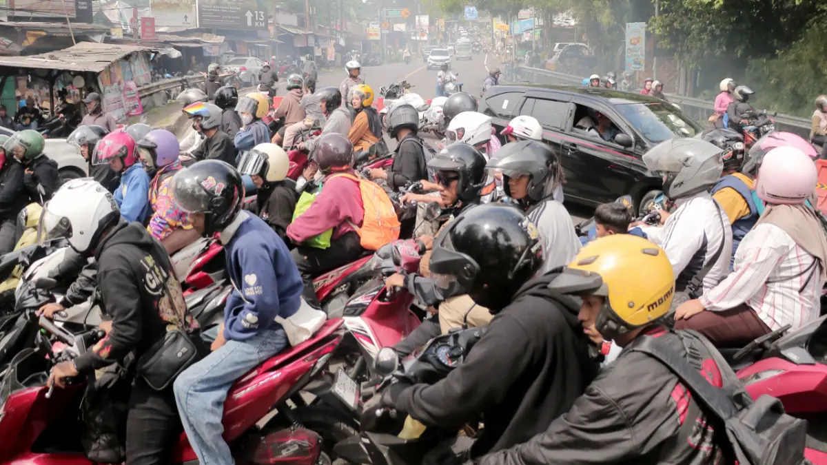 Kemacetan di Simpang Pasir Muncang, Megamendung, Kabupaten Bogor saat libur panjang. Pemkab Bogor berencana melakukan penataan dan  pendataan di 7 titik simpang kawasan Puncak. (Hendi Novian/Radar Bogor)