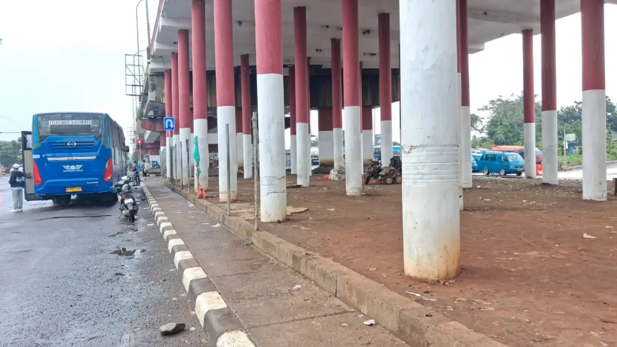 Kolong flyover Cileungsi Kabupaten Bogor yang sering digunakan sebagai tempat berjualan hewan kurban. (Muhammad Ali/Radar Bogor)