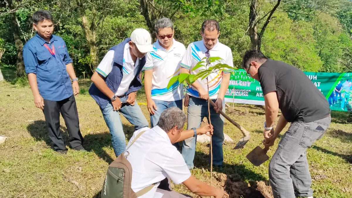 PT Sentul City bersama warga melakukan aksi penanaman pohon di kawasan RTH Cluster Venesia, Kabupaten Bogor, Jumat, 24 April 2026. (Dok. Sentul City)