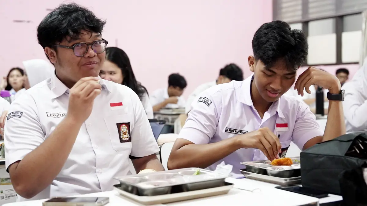 Siswa SMA Negeri 1 Tangerang saat menyantap menu makan bergizi gratis (MBG). (Dok. Bakom RI)