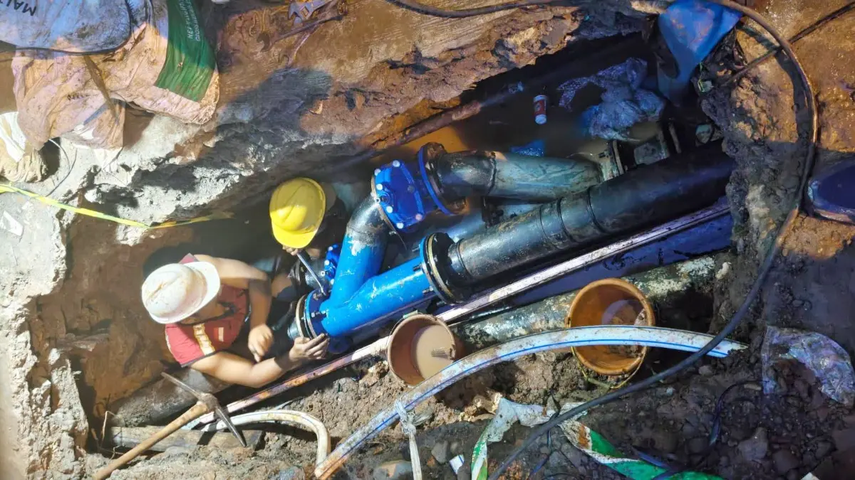 Tim Teknis Perumda Tirta Kahuripan Kabupaten Bogor saat menindaklanjuti aduan pelanggan. (Dok. Tirta Kahuripan) 