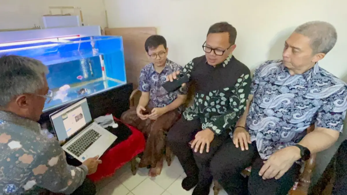 Wamendagri Bima Arya bersama Wali Kota Bogor Dedie A Rachim saat menyambangi salah satu ASN yang melaksanakan WFH.(Fauzan/Radar Bogor)