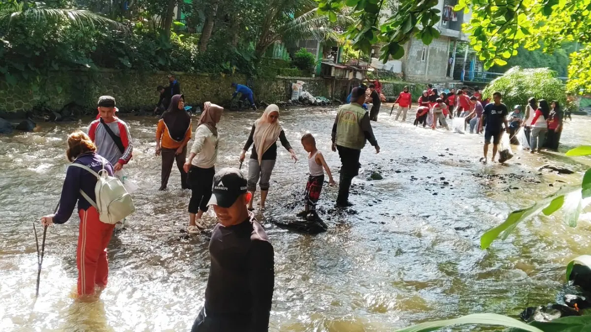 Aksi bersih sungai yang melibatkan sekitar seratus warga dan relawan di Katulampa, Kota Bogor. (Fikri/Radar Bogor)