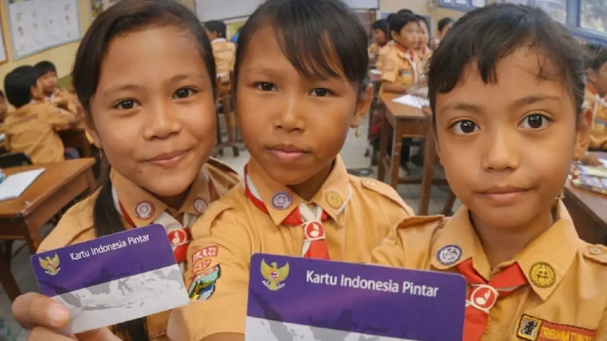 Ilustrasi kartu KIP untuk mencairkan bansos atau bantuan PIP di pegang beberapa siswa. Foto: Instagram @kemendikdasmen