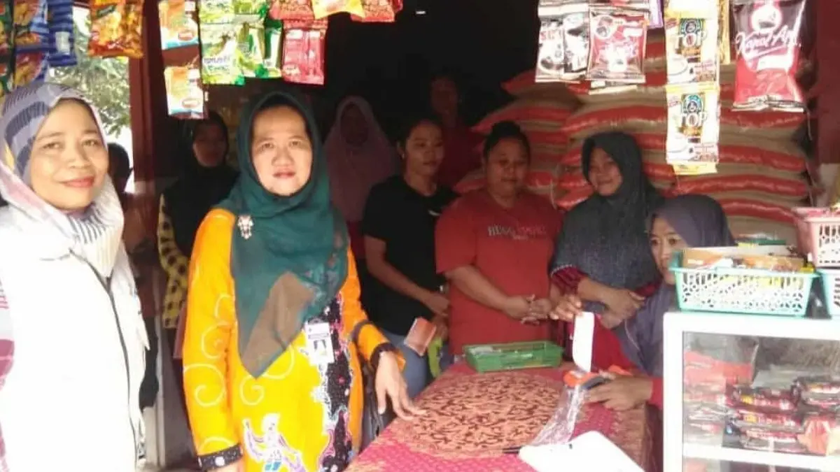 Ilustrasi KPM bansos mengecek saldo bantuan. (Foto: Instagram @pkhpurworejokab)