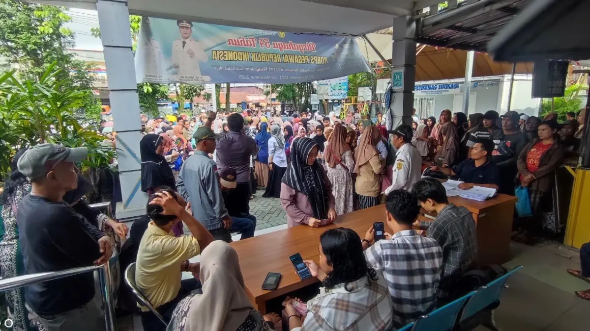 Ilustrasi para KPM mengambil bansos yang disalurkan pemerintah. (Foto: Instagram @kecamatan.banjarmasinbarat)
