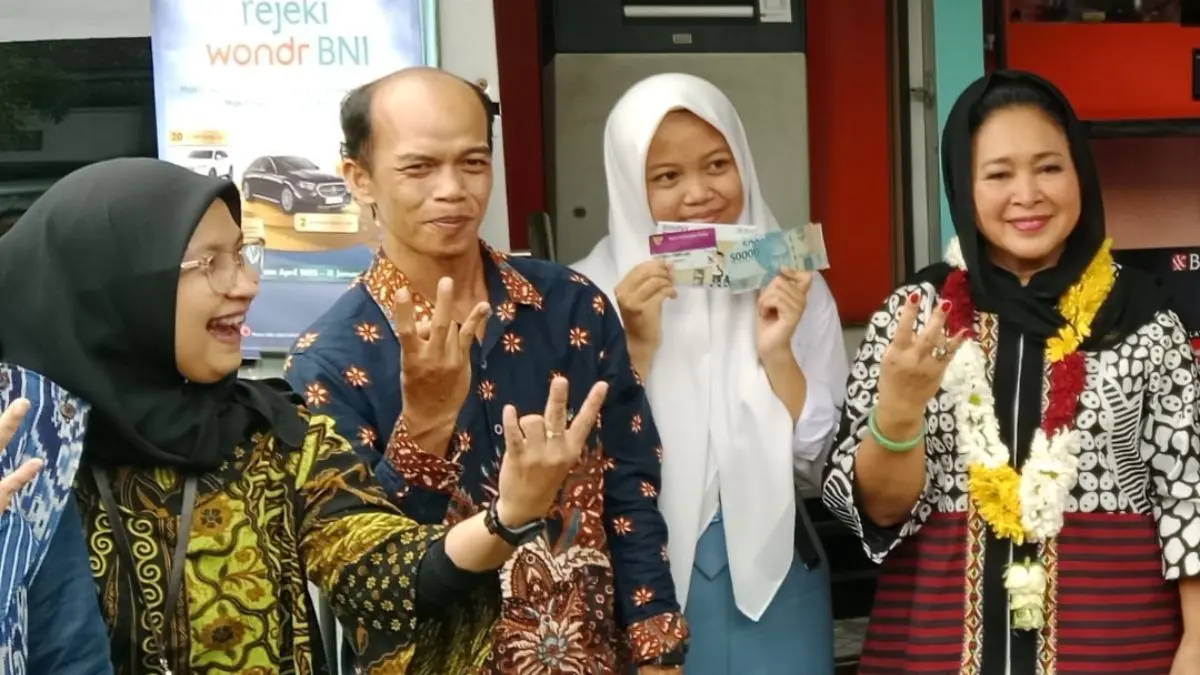 Ilustrasi seorang pelajar mencairkan bantuan pendidikan PIP menggunakan KIP. Foto: Instagram @kemendikdasmen