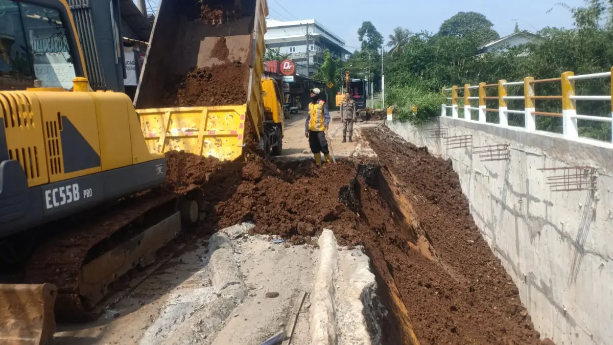 Perbaikan jalan longsor di ruas Jalan Cikampak–Gunung Bunder STA 500, Desa Bojong Rangkas, Kecamatan Ciampea Kabupaten Bogor. (Dok. Diskominfo Kabupaten Bogor)