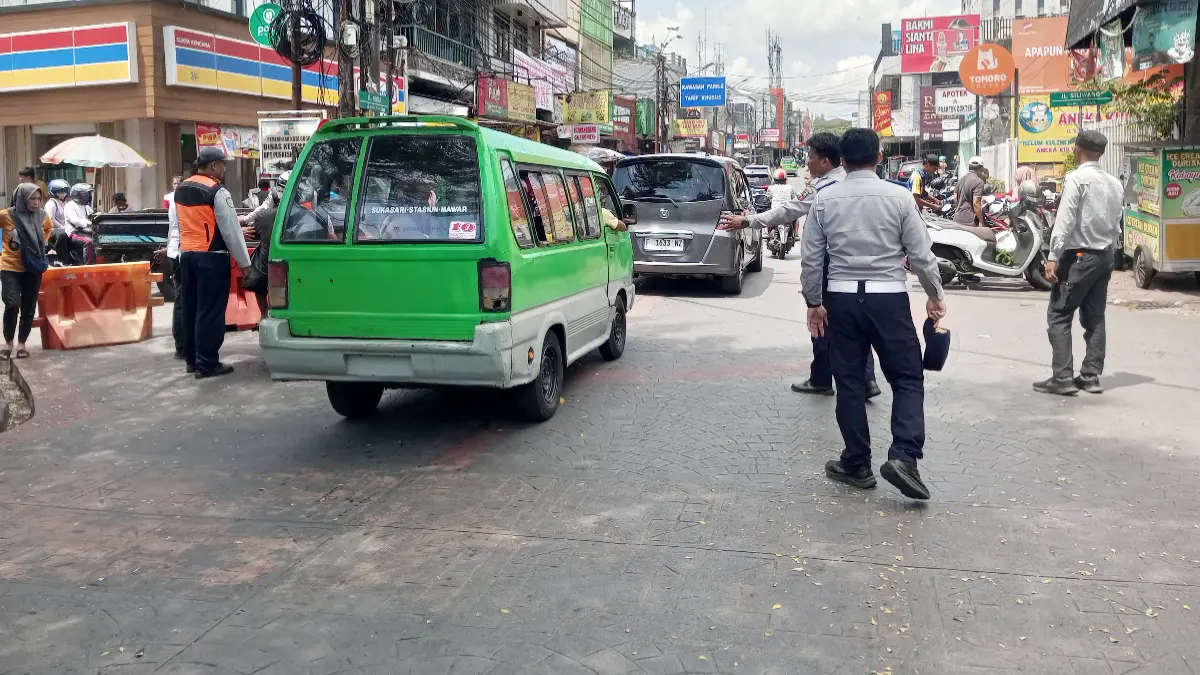 Petugas Dishub Kota Bogor melakukan pengaturan lalu lintas di Jalan Suryakencana, Sabtu, 25 April 2026. (Fikri/Radar Bogor)
