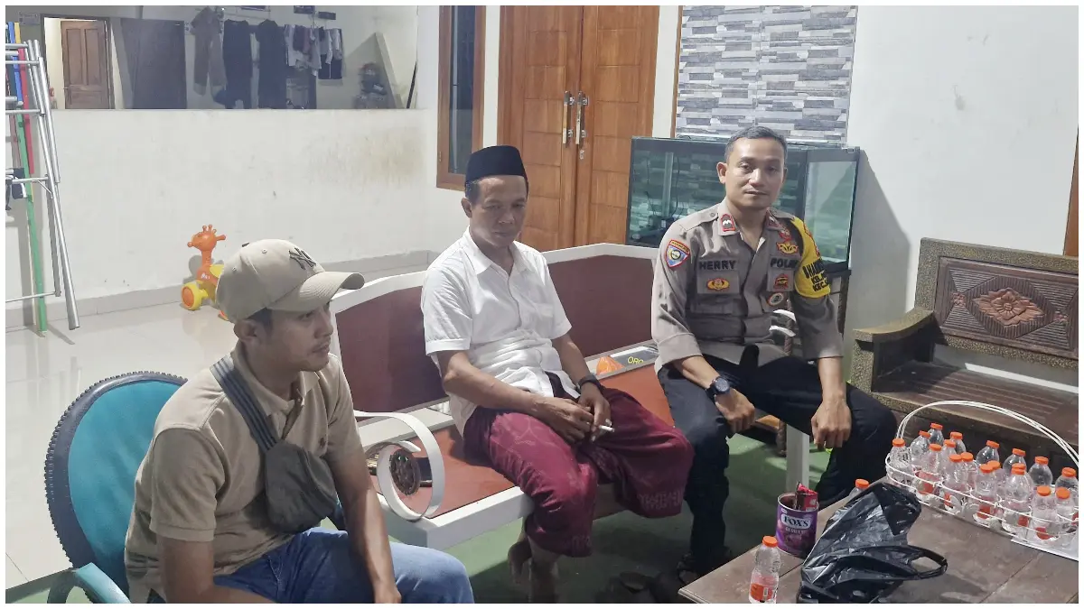 Polisi saat cek ke lokasi kabar pocong gentayangan di Sawangan Kota Depok. (Foto : Kasi Humas Polres Metro Depok for Radar Bogor)