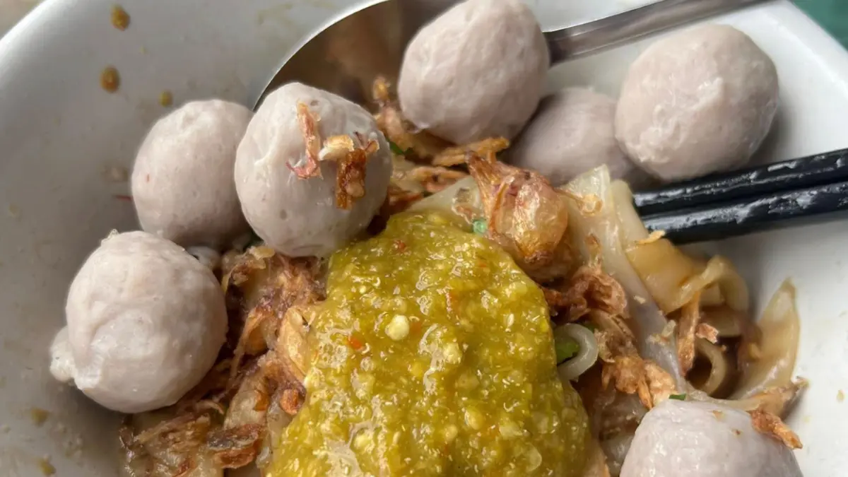 Tampilan bakso bening si Abah yang menjadi kuliner wajib di Kawasan Suryakencana Bogor. Foto: TikTok