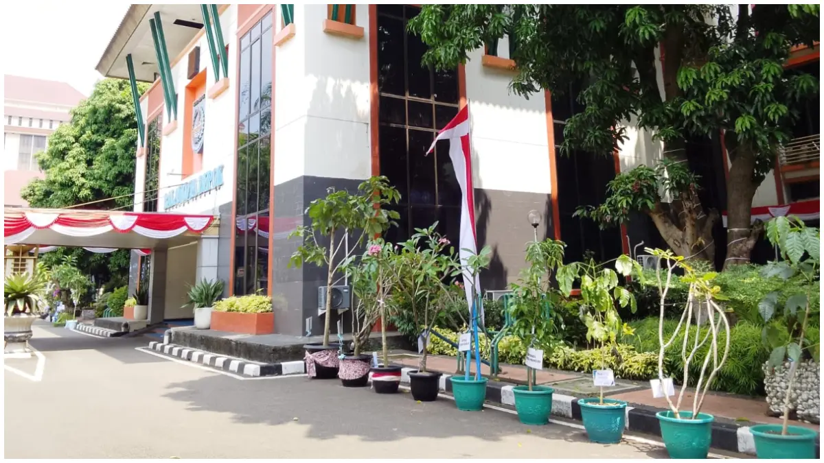 Bukan karangan bunga, jelang HUT ke 27 Kota Depok, Balaikota Depok dipenuhi bibit pohon. (Foto : Fajar/ Radar Bogor)