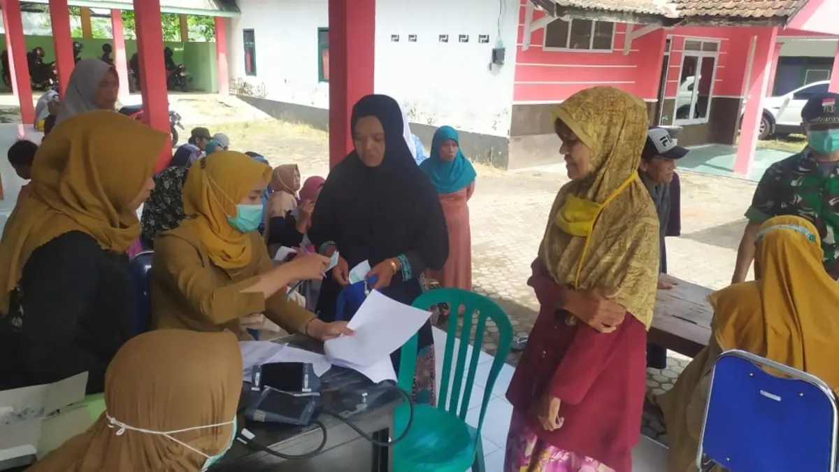Ilustrasi KPM melakukan sinkronisasi data bansos. (Foto: jemberkab.go.id)