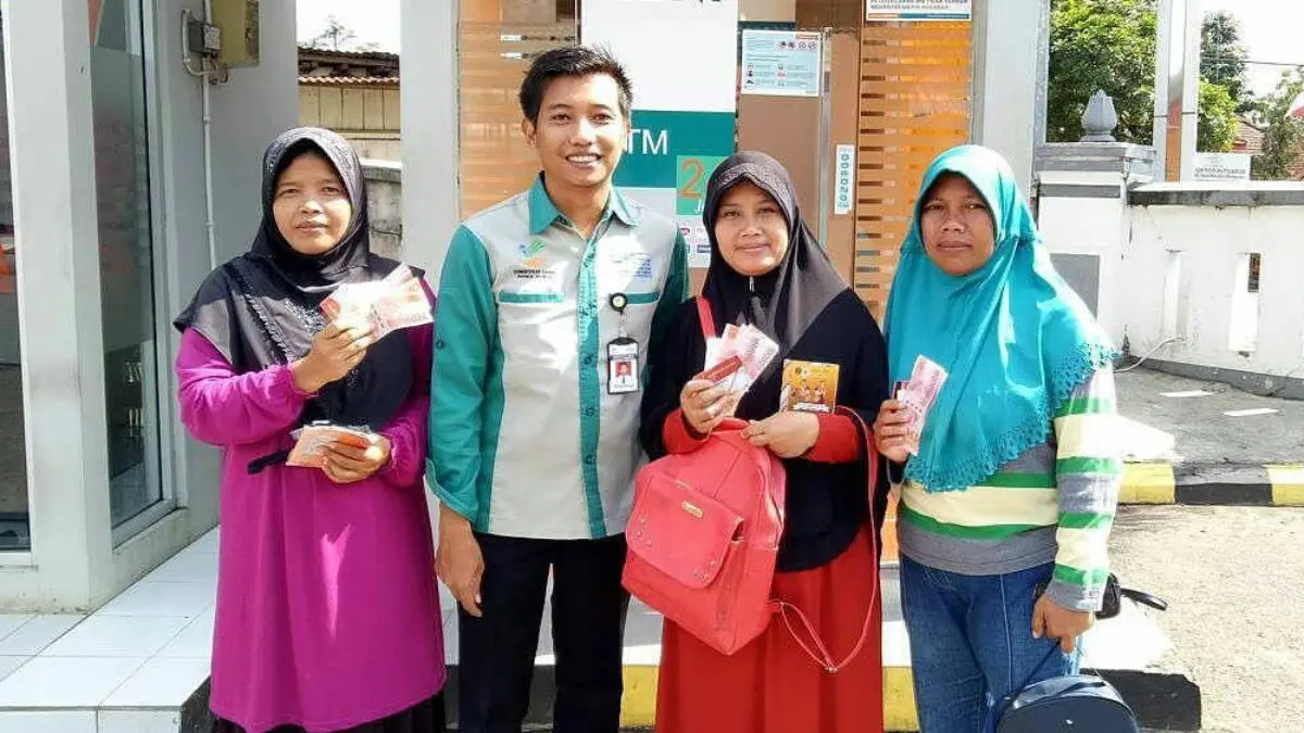 Ilustrasi KPM mencairkan dana bansos. (Foto: Instagram @pkhpurworejokab)